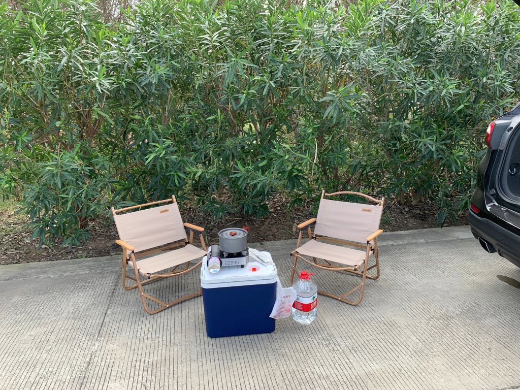 简单露营装备，树荫下很惬意