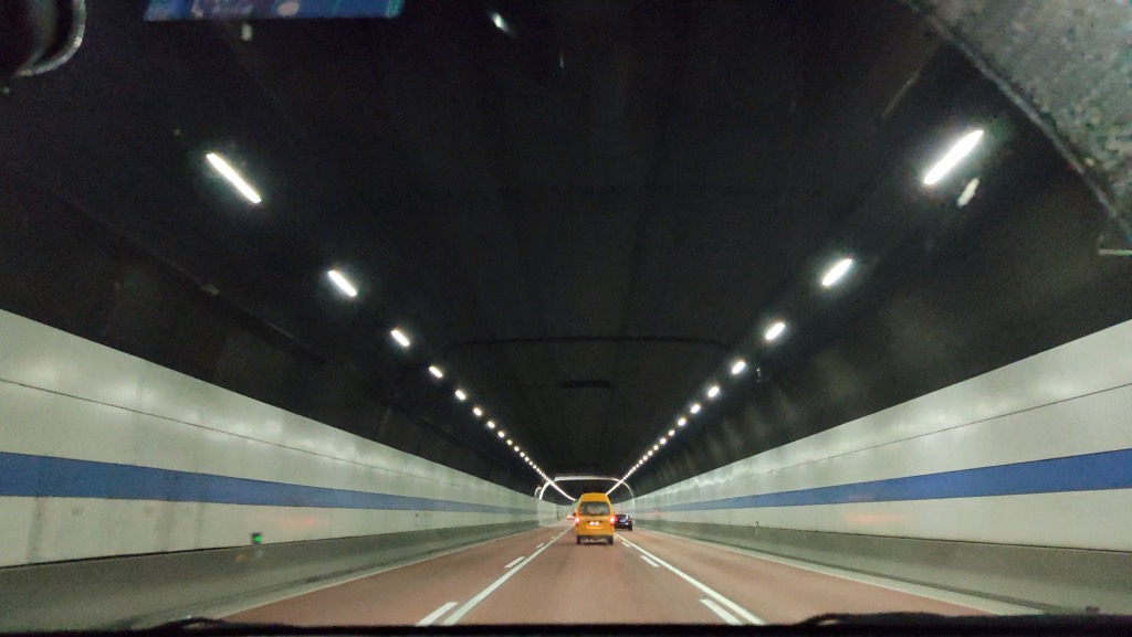工作日长江隧道中的车辆比较少