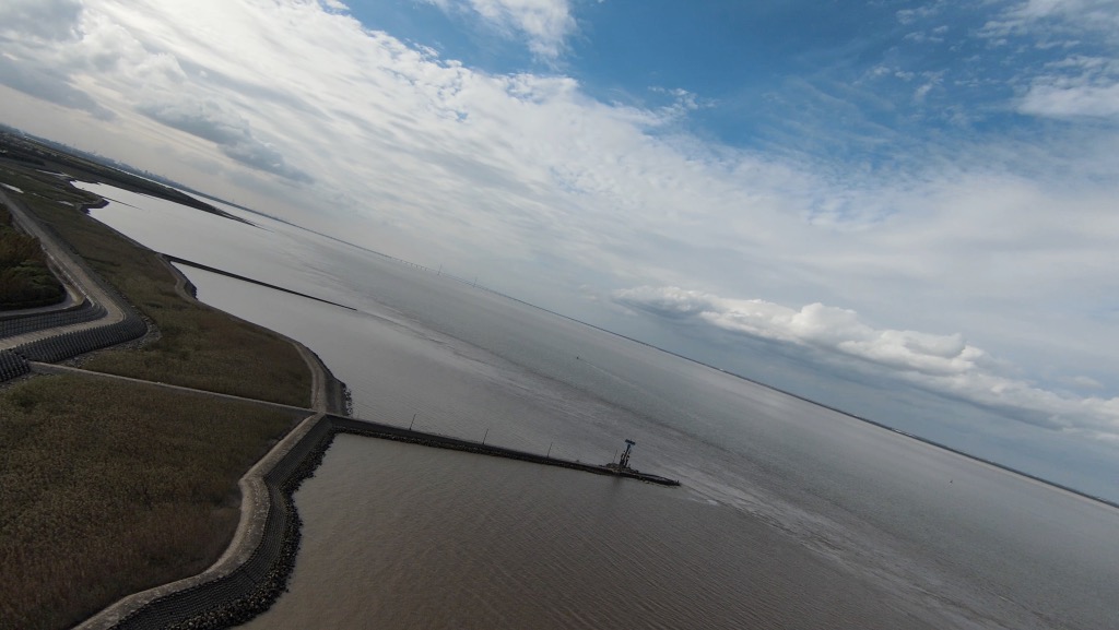 大疆穿越机从高空鸟瞰白房子