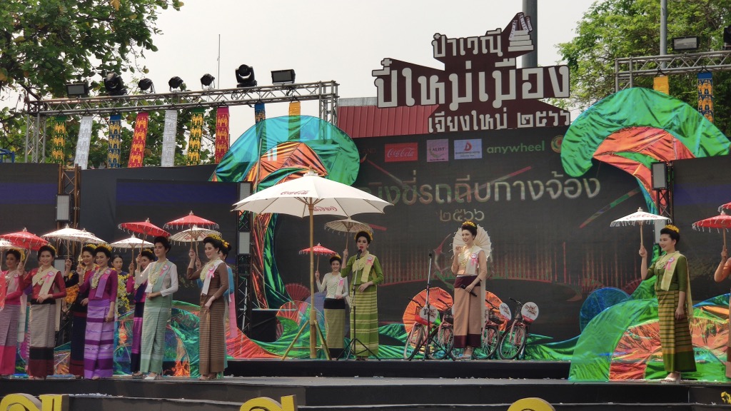 清迈宋干节自行车小姐姐